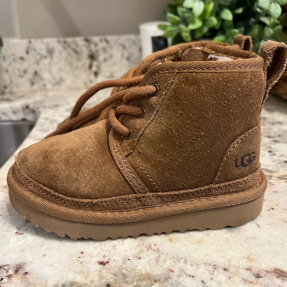 Neumel II Boot Children’s/ Toddler side Zip Ugg size 9